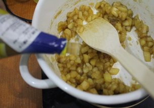 平平安安肉桂苹果派,熬煮到果肉变软,水分收干的时候,加入<a style='color:red;display:inline-block;' href='/shicai/ 919'>柠檬汁</a>。