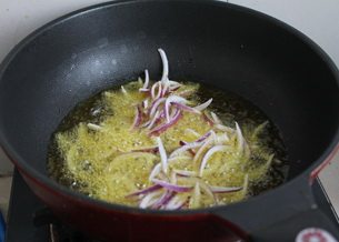 台式卤肉饭,锅内放油,烧热后放入洋葱丝。