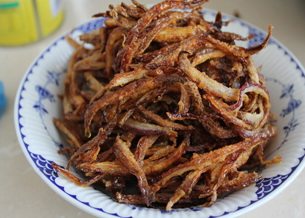 台式卤肉饭,炸至洋葱金黄色,酥脆捞出备用。