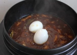 台式卤肉饭,转入高压锅或者砂锅,我用的铸铁锅,放入<a style='color:red;display:inline-block;' href='/shicai/ 9'>鸡蛋</a>一同卤制。