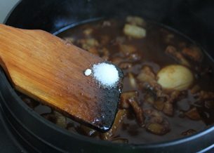 台式卤肉饭,一个小时后放盐调味,我总共炖了1个半小时。
