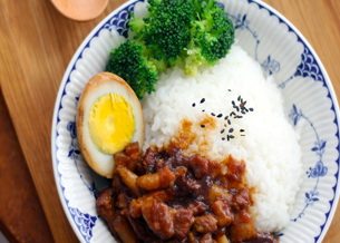 台式卤肉饭,吃的时候可以烫一些青菜搭配!