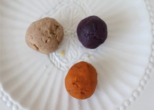 绣球塔,三种馅料团成团,栗子馅是我以前炒的,也是栗子蒸熟碾碎放入黄油和砂糖翻炒!