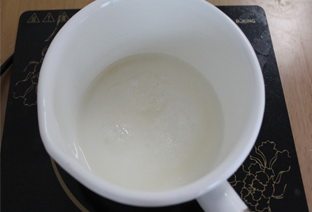 绣球塔,细砂糖和水一起放入锅中,小火熬制。