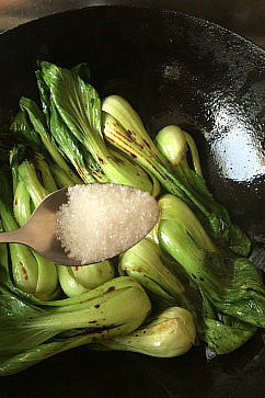宁波焅菜,加入<a style='color:red;display:inline-block;' href='/shicai/ 10588'>糖</a>,盐。盖锅盖焅至菜完全脱水,水分也随之焅干即可