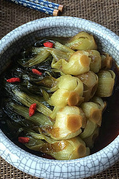 宁波焅菜,加入糖,盐。盖锅盖焅至菜完全脱水,水分也随之焅干即可