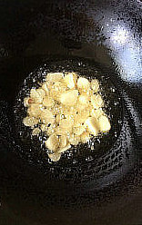 一嘴巴蒜香龙虾,锅热下蒜片,爆出香气,蒜片微微发黄
