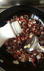 一嘴巴蒜香龙虾,加<a style='color:red;display:inline-block;' href='/shicai/ 718'>料酒</a>