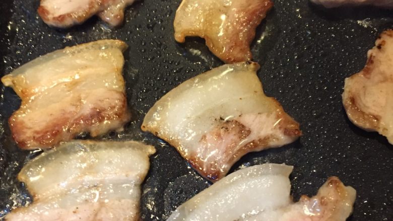 铁板五花肉,如图翻至另一面，根据个人口味选择烤的时间，我个人比较喜欢烤的时间长一些比较酥脆，很好吃。刷<a style='color:red;display:inline-block;' href='/shicai/ 47006'>烧烤酱</a>，撒适量<a style='color:red;display:inline-block;' href='/shicai/ 716'>孜然</a>，食盐，<a style='color:red;display:inline-block;' href='/shicai/ 9613'>辣椒面</a>
