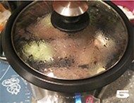 金瓜淮山药骨头汤,选择干煸功能,快速加热,盖上锅盖焖煮15分钟左右。