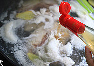 椒麻手撕鸡,加入<a style='color:red;display:inline-block;' href='/shicai/ 718'>料酒</a>几少许盐