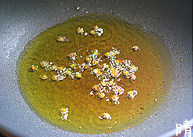 椒麻手撕鸡,锅内入适量香油，下入适量<a style='color:red;display:inline-block;' href='/shicai/ 138096'>青花椒</a>小火煸出香味