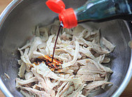 椒麻手撕鸡,依次加入鲜酱油和盐