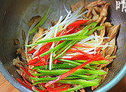 椒麻手撕鸡,然后加入青红椒丝及大葱丝