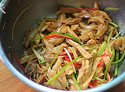 椒麻手撕鸡,拌匀，盛盘，点缀上<a style='color:red;display:inline-block;' href='/shicai/ 131'>香菜</a>即可上桌享用