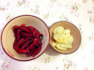 干锅魔芋烧鸭,将蒜和生姜去皮切块,干红辣椒洗干净备用。