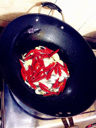 干锅魔芋烧鸭,油锅烧热,放入姜片,蒜片,红辣椒小火爆香。