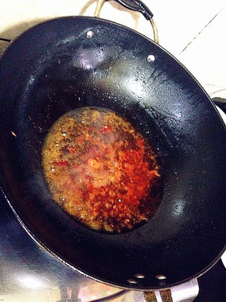 干锅魔芋烧鸭,锅留底油,下豆瓣酱炒香。