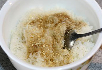 金枪鱼饭团,煮好的米饭里趁热放入调味(见配料表或小贴士),拌匀