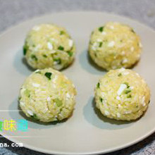 金枪鱼饭团,拌匀的米饭做成自己喜欢的形状,再摆上金枪鱼即可