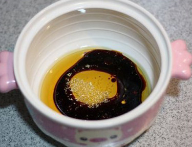 鸡枞油拌面,面碗里加入鸡枞菌的油,再加一些生抽和鸡精