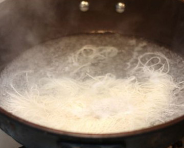 鸡枞油拌面,水开后,将面条放入大火煮1-2分钟