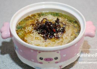 鸡枞油拌面,面碗里加入合适的水量,拌匀,再加入面条,最后加入鸡枞菌