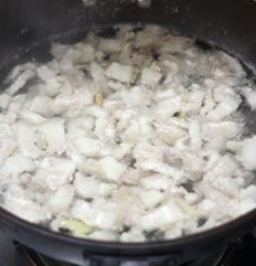秘制卤肉饭 ,加清水,水里放姜片和料酒,将五花肉焯水