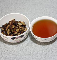 秘制卤肉饭 ,炸洋葱的过程中,将香菇切成小丁,香菇水留用