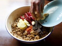 日式米糠酱菜,将调味食材放入米糠,混合均匀。