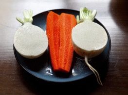 日式米糠酱菜,将提供养分用的<a style='color:red;display:inline-block;' href='/shicai/ 9561'>蔬菜</a>洗净,撒上盐后静置10分钟左右,控去表面水分。