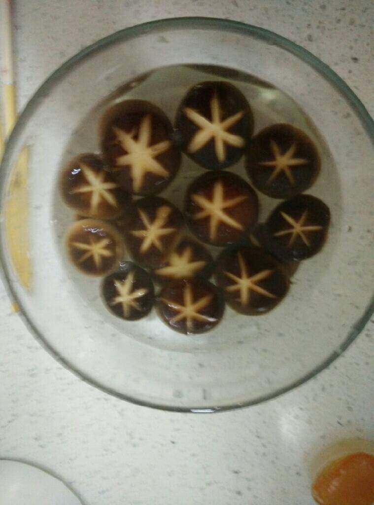 香菇逗肉丸,香菇炒水，入冷水后淋干