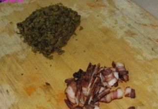 糟菜腊芋蒸,将糟菜切成小粒，腊肉去皮切成薄片待用。