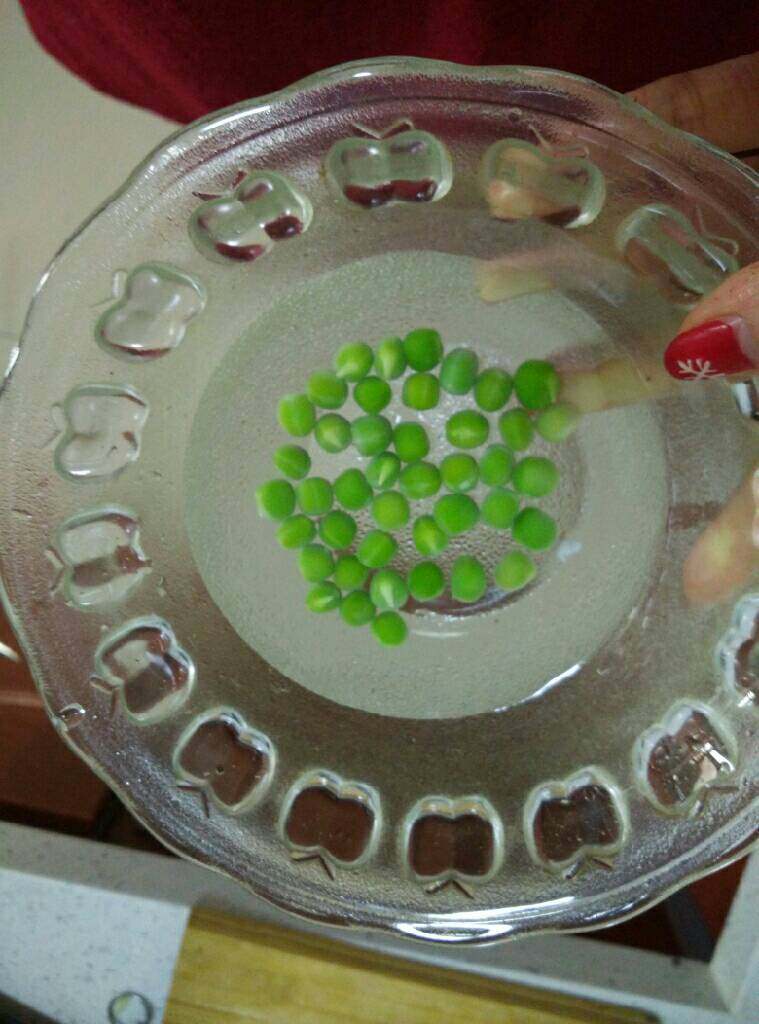 香菇逗肉丸,青豆炒水，捞入冷水