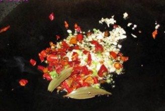 糟菜腊芋蒸,净锅上文火，糟菜倒进锅内翻炒，直至水分炒干出香味后出锅，把锅洗净上火放入食用油，入蒜末、葱花、<a style='color:red;display:inline-block;' href='/shicai/ 87745'>辣椒干</a>、桂叶爆香。