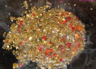 糟菜腊芋蒸,接着把干炒后的糟菜倒入锅内武火爆炒，依次加入味精、白糖、料酒调味后出锅倒入容器内，这时把香芋削皮切成细丝与炒好的糟菜搅拌均匀。