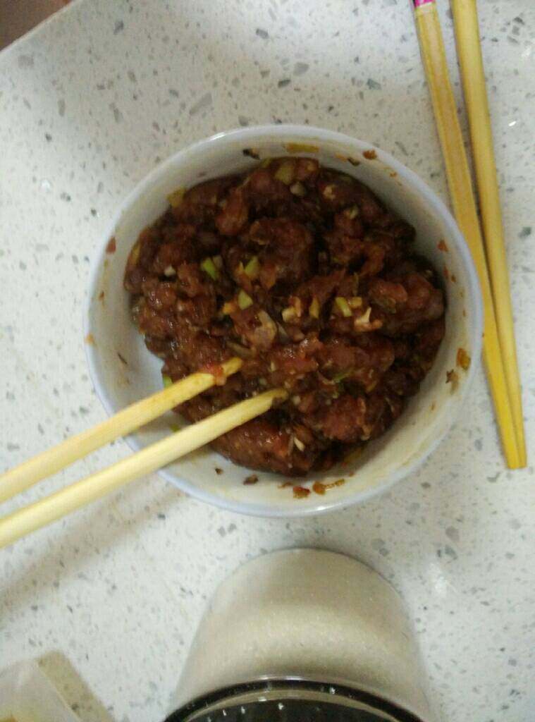 香菇逗肉丸,猪<a style='color:red;display:inline-block;' href='/shicai/ 5353'>肉馅</a>加葱姜末，盐，五谷鲜，食用油调味