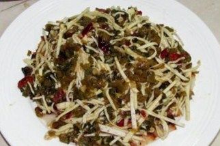 糟菜腊芋蒸,把腊肉一片一片码入盘内，将拌好的糟菜与香芋铺到腊肉上面入蒸屉蒸16-20分钟出锅，再次洒上葱花淋些许明油即可。