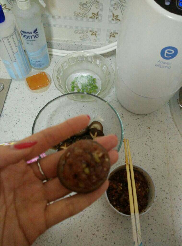 香菇逗肉丸,调好味的肉馅装入香菇中，压紧