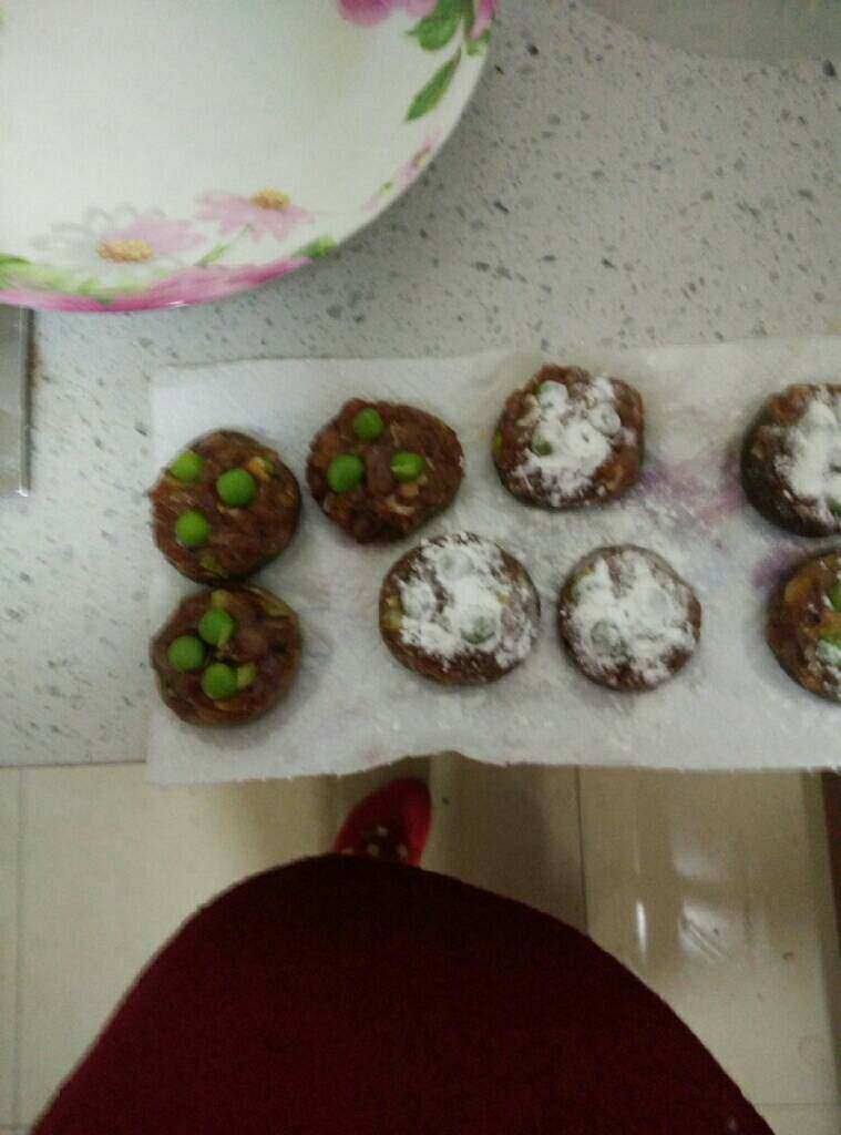 香菇逗肉丸,放青豆，用淀粉轻轻包裹有肉馅的一侧