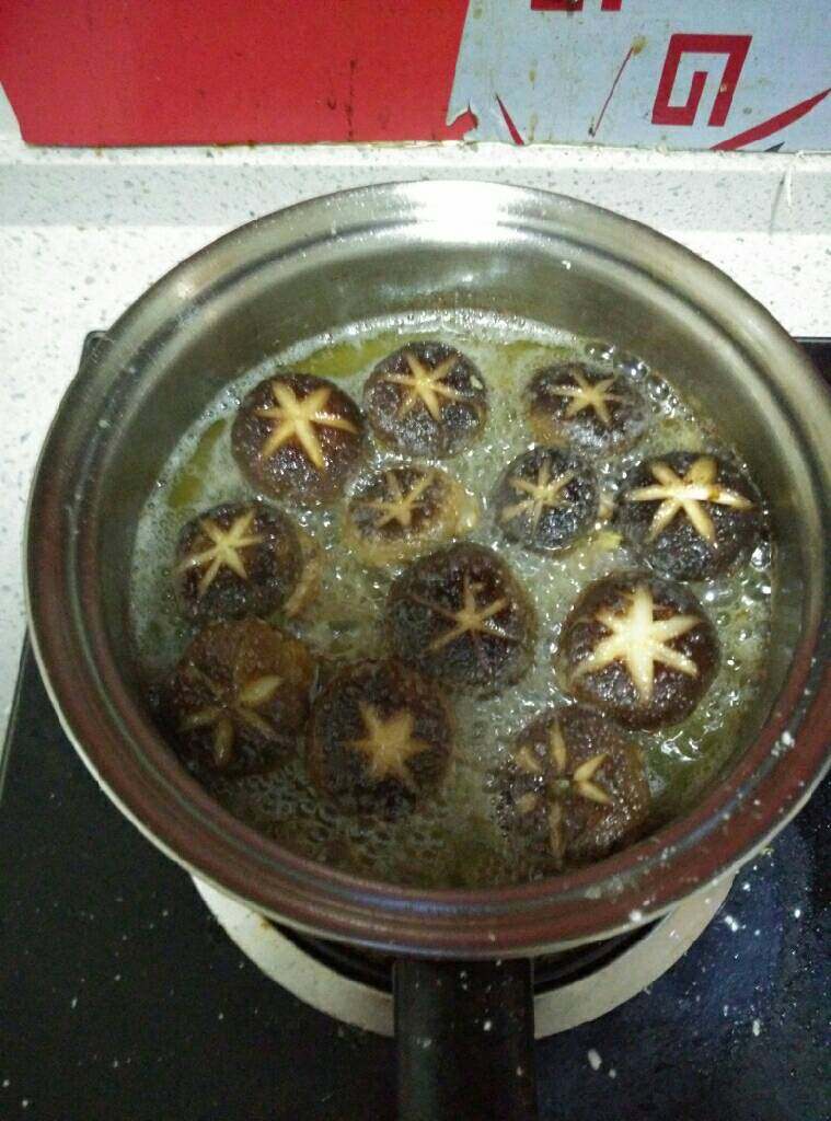香菇逗肉丸,下油锅，先炸肉馅一侧，防止沾锅