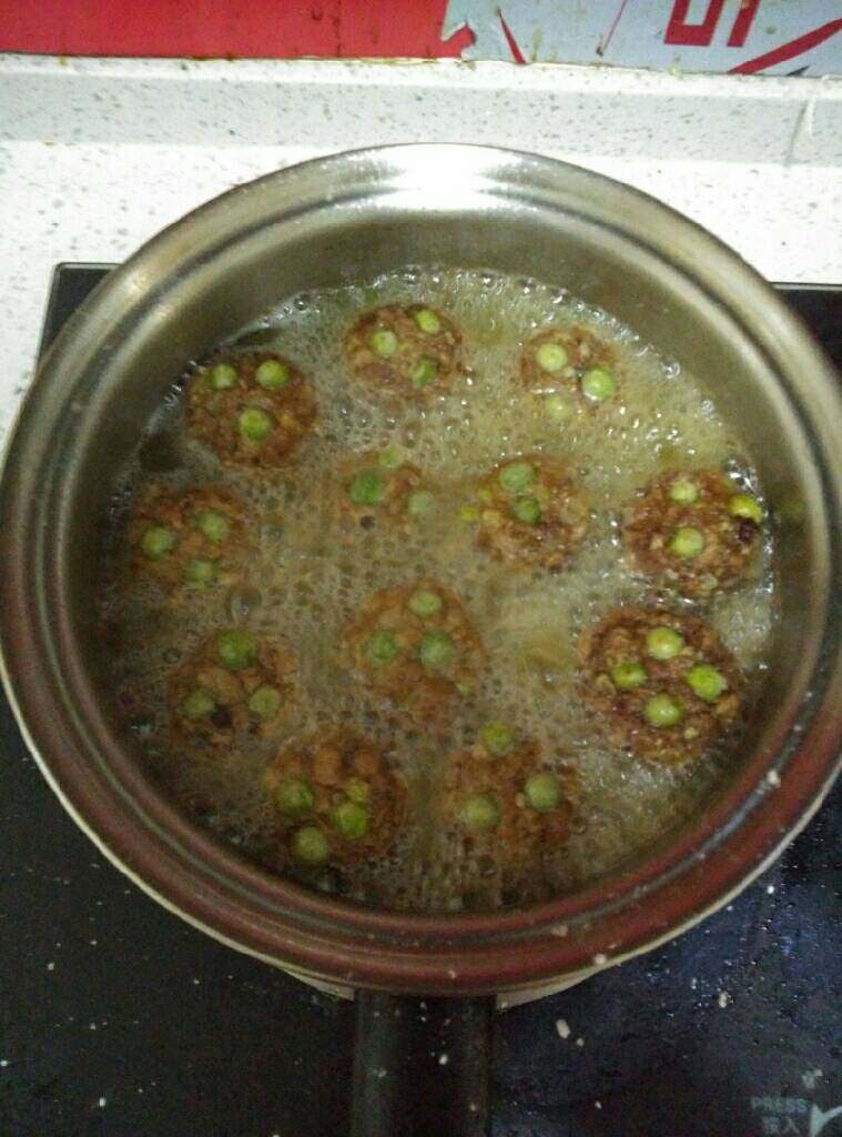 香菇逗肉丸,翻面，炸后捞出，淋干油