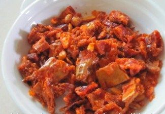 香酥小河鱼,将小河鱼肚子划开挤出内脏冲洗干净。