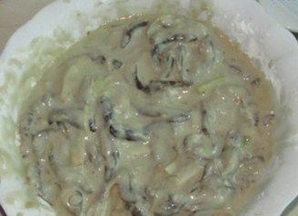 香酥小河鱼,然后拌入面粉、鸡蛋、淀粉挂糊,锅内放油烧至8层油温,把鱼一条一条码进锅中炸至金黄色出锅沥油。