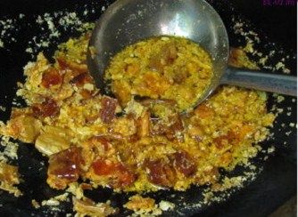 香酥小河鱼,锅底留一些油,把香辣酥、辣椒干入锅煸炒一会再把炸好的鱼入锅翻炒几圈起锅,一道菜完美出锅。