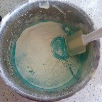 彩虹蛋糕,筛入低粉,拌匀。