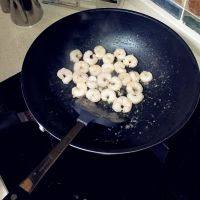 菠萝炒饭。,炒虾仁，炒到变色就行了。