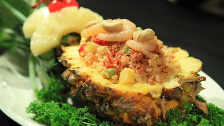 菠萝炒饭。,炒好了，根据个人口味可以在菠萝饭上面撒一些肉松和虾仁。