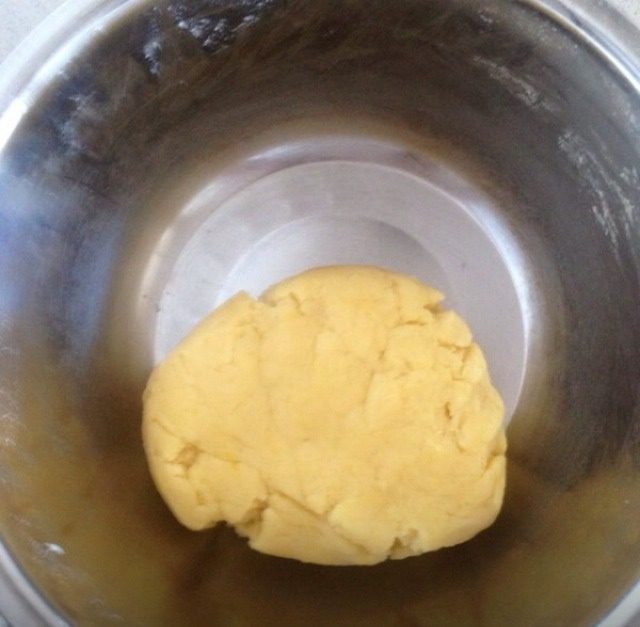 黄油饼干,揉成团,擀成片状