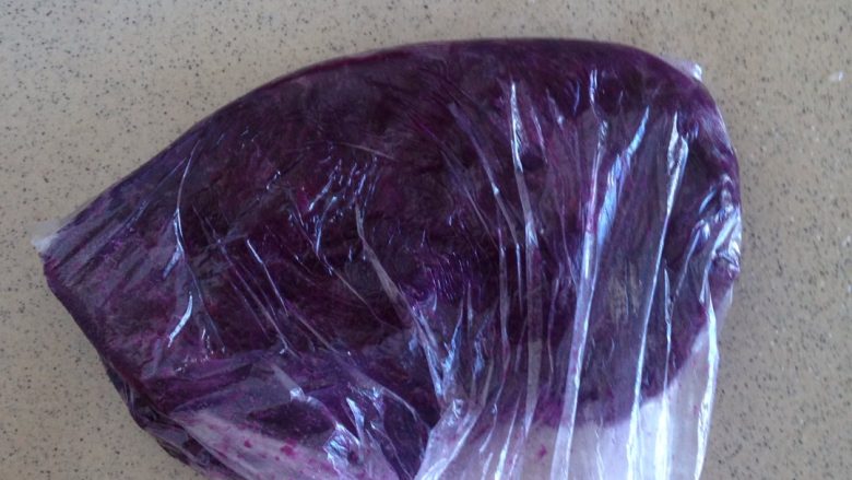 紫薯饼,熟的紫薯稍微凉时放入保鲜袋压成泥